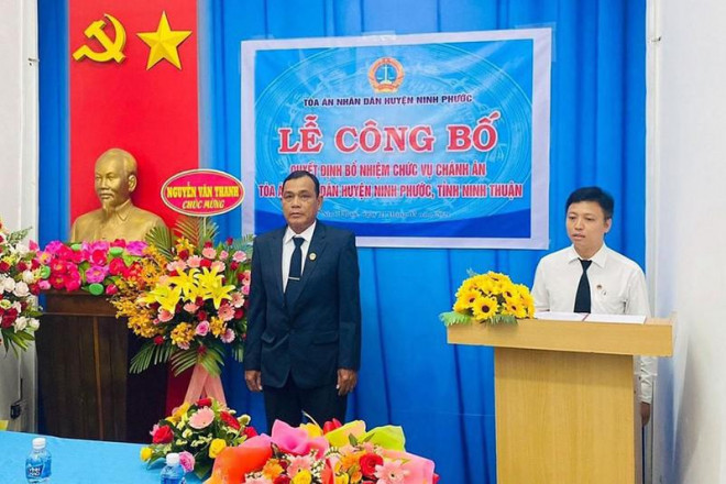 Thẩm phán Hán Văn Nhuận (trái) trong ngày nhận quyết định bổ nhiệm chánh án TAND huyện Ninh Phước, Ninh Thuận. Ảnh: Tư liệu