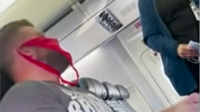 Người đàn ông dùng đồ lót làm khẩu trang trên chuyến bay của hãng hàng không United Airlines