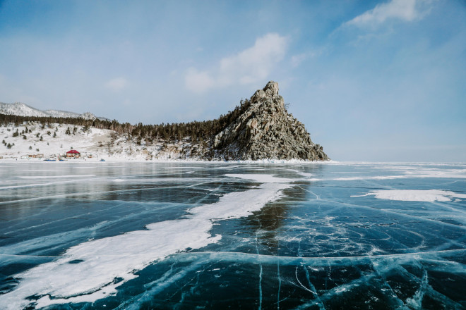 Những ngọn núi đóng băng ở hồ Baikal. Ảnh: Daria Gordova.