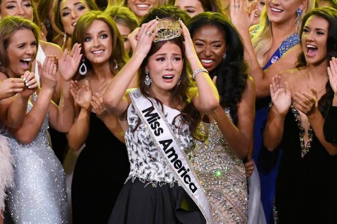 Nữ sinh Alaska cao 1m65 trở thành Hoa hậu Mỹ thứ 100 - 1