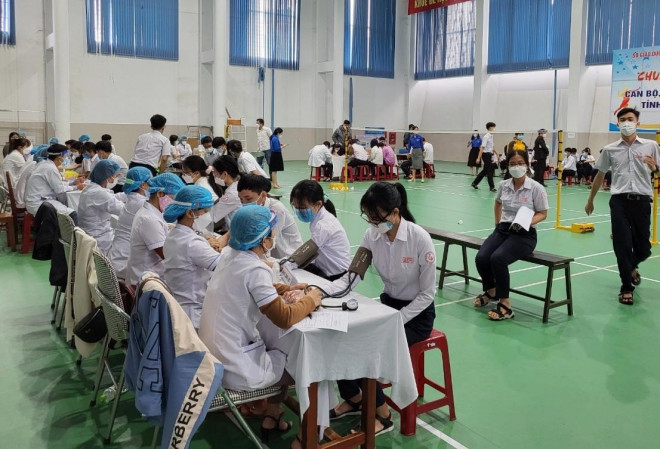 Tiêm vắc-xin phòng Covid-19 cho học sinh ở Quảng Nam - Ảnh: Báo Quảng Nam