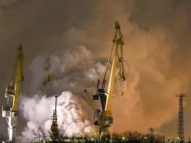 Thế giới - Lửa nhấn chìm chiến hạm Nga, 3 người bị thương