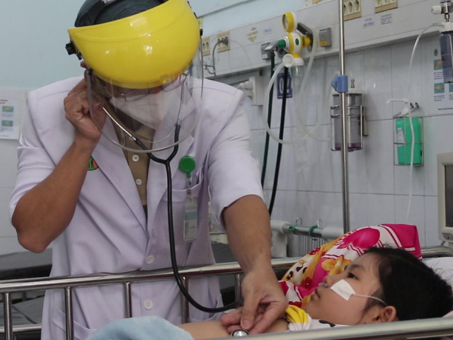 Video - Video: Cảnh báo trẻ gặp biến chứng sốt xuất huyết do nhập viện trễ