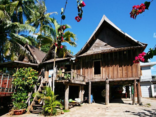 Du lịch - Độc đáo nhà sàn cổ của Vua săn voi