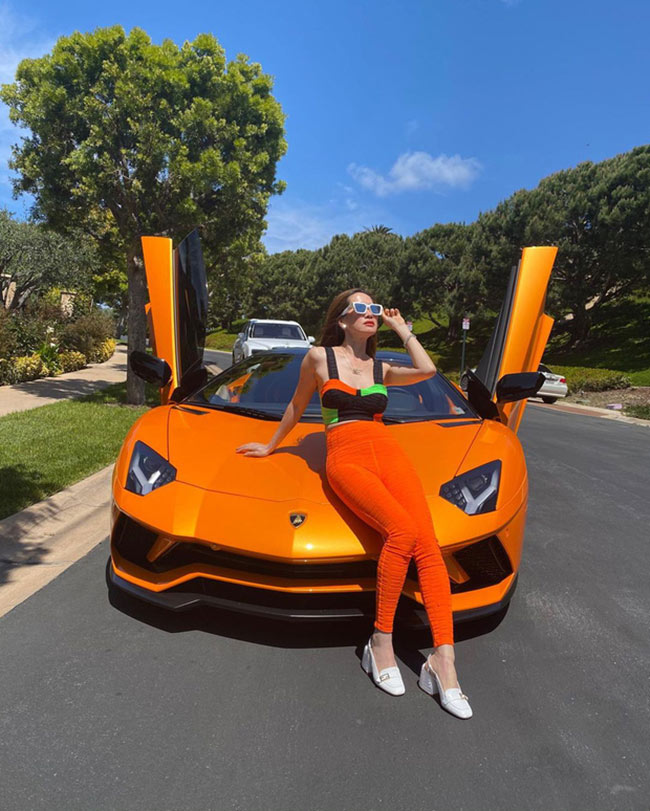 Mimi check-in bên chiếc Lamborghini Aventador S màu cam cá tính.
