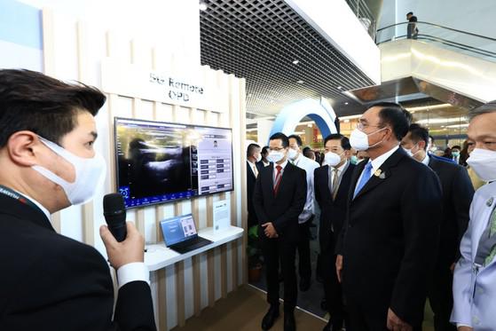 Thủ tướng Prayut Chan-o-cha (Thái Lan) tham quan bệnh viện thông minh 5G.&nbsp;