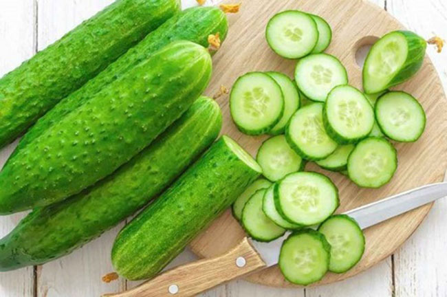 Khi chọn dưa chuột, bạn không nên chọn những hàng dưa bóng bẩy, đều tăm tắp. Thay vào đó, bạn nên chọn những quả sần sùi, to nhỏ không đều.
