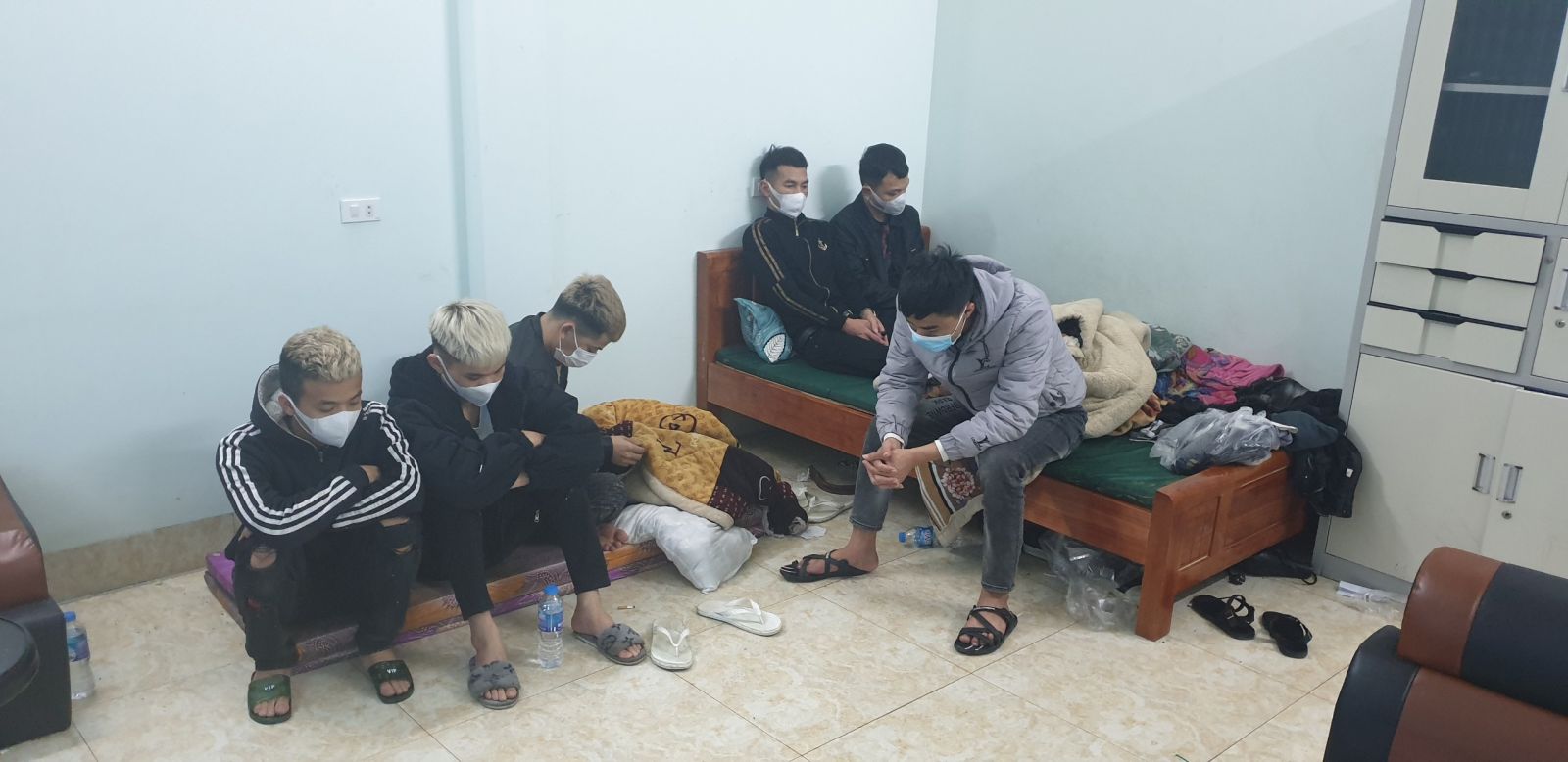 Nhà trọ được biến thành ổ bay lắc để nhóm nam nữ mà tiệc thác loạn