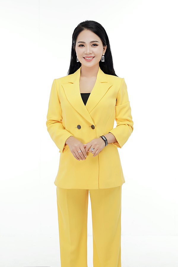 Nữ doanh nhân xinh đẹp có khả năng thúc đẩy sự tiến bộ của từng người, bằng tài hùng biện và khả năng nhanh nhạy trong việc&nbsp; hiểu tâm lý người đối diện.