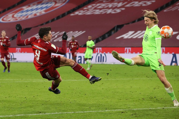 Robert Lewandowski tung người sút vô-lê chân trái ấn định thắng lợi 4-0 của Bayern Munich trước Wolfsburg