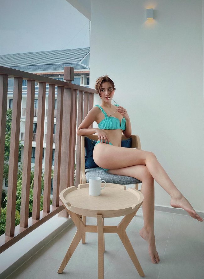 Hình ảnh cô mặc đồ bơi quyến rũ khoe hình thể ấn tượng khiến con trai MC Lại Văn Sâm thốt lên "không dám ngắm".