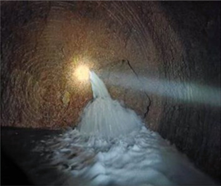 Nước phun ra xối xả từ công trình đường hầm xuyên sa mạc của Trung Quốc (ảnh: SCMP)