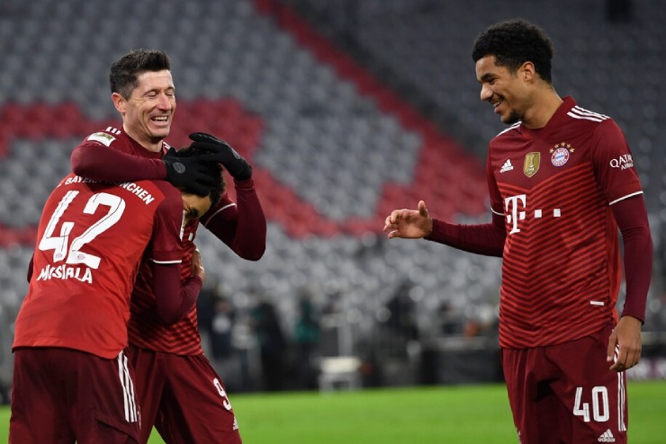 Video bóng đá Bayern Munich - Wolfsburg: Đại tiệc rực rỡ, Lewandowski sánh ngang Ronaldo - 1