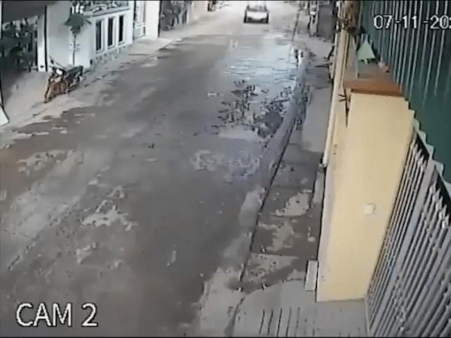 Ô tô - Clip: Ô tô bất cẩn lấn đường ngược chiều suýt đâm vào người đi xe đạp