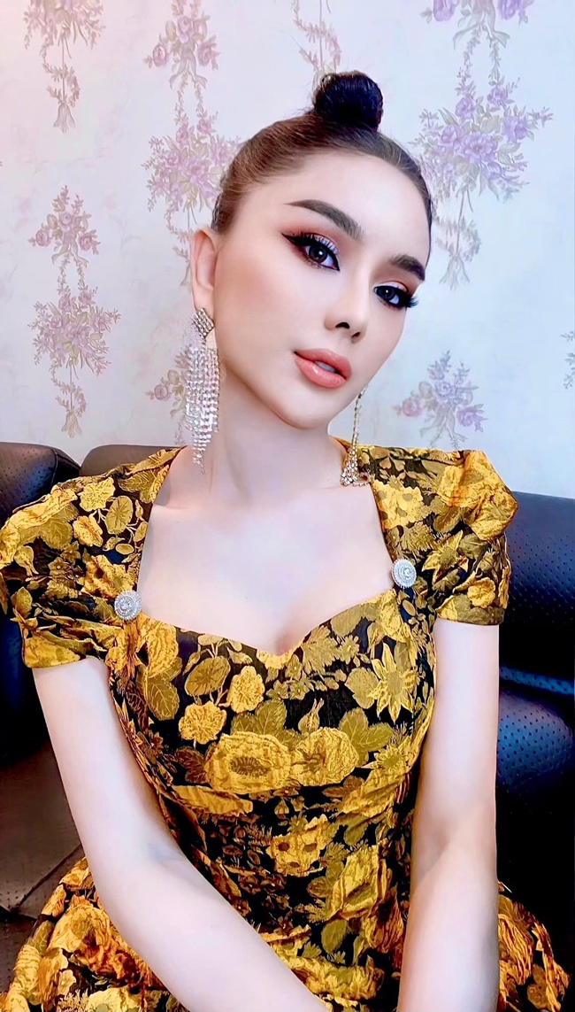 Ngoài nhà và xe, Lâm Khánh Chi cũng là một trong những người đẹp mê kim cương của showbiz Việt. 
