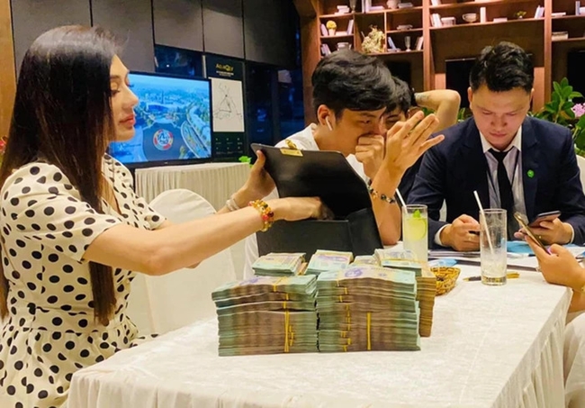 Có ba căn hộ trong tay nhưng tới tháng 10.2020, Lâm Khánh Chi tiếp tục tậu thêm một bất động sản. Nữ ca sĩ 44 tuổi gây sốc khi vác ba lô tiền mặt 30 tỷ đi mua biệt thự.
