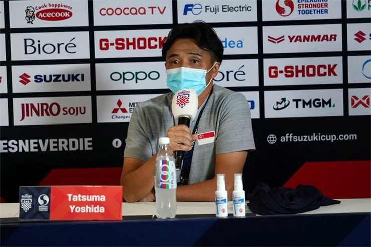 HLV Yoshida của ĐT Singapore bật khóc và bỏ dở buổi họp báo tối ngày 18/12.