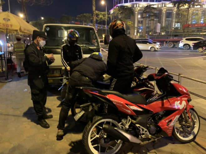 Hà Nội: Vây bắt hàng chục thanh niên lạng lách xe máy, gầm rú ga trên đường - 1