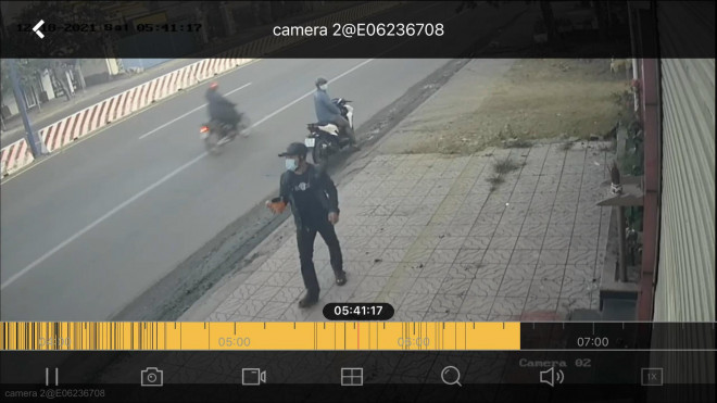 Hai đối tượng ngang nhiên tạt sơn vào cửa hàng trên đường Đại lộ Bình Dương