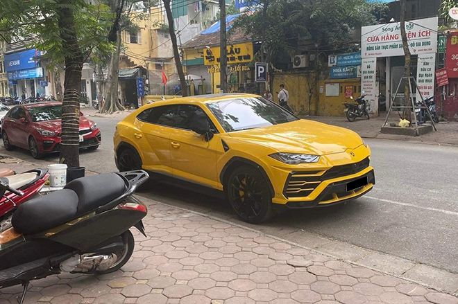 "Siêu bò" Lamborghini Urus đậu trên phố Hà Nội với một điểm gây chú ý - 1