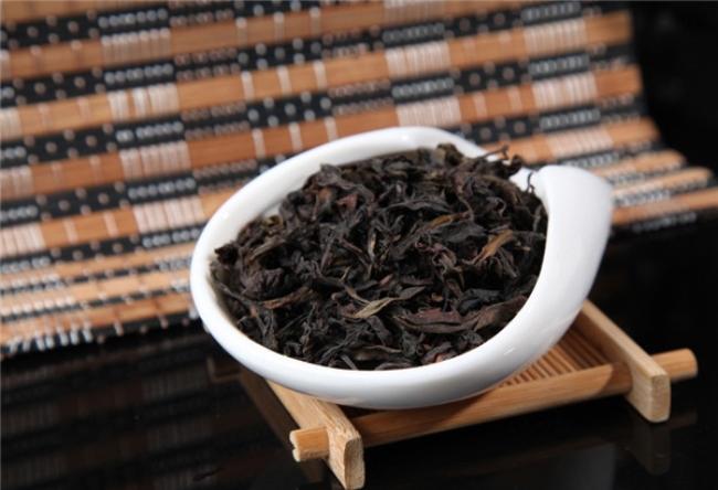 Búp trà sau khi hái sẽ được phơi tự nhiên dưới ánh nắng mặt trời. Công đoạn này sẽ đảm bảo chất lượng của trà được lưu giữ trọn vẹn nhất.
