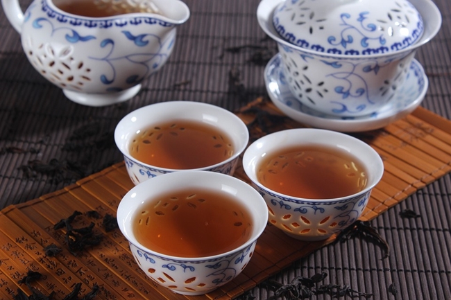 Bước cuối cùng là đem lá trà nướng dưới bếp than. Mục đích là giúp trà có hương vị thơm ngon, ngọt dịu và để được lâu.
