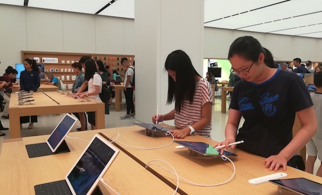 Bên trong một Apple Store tại Đài Loan.