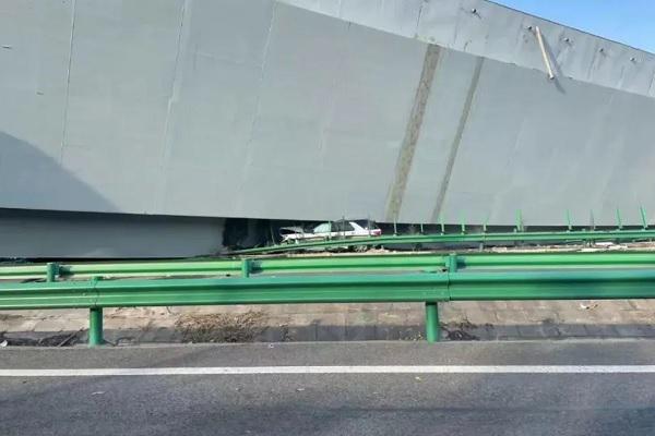 Trung Quốc: Cầu vượt sập nghiêng kỳ dị, 7 người thương vong - 2