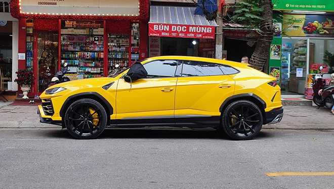 "Siêu bò" Lamborghini Urus đậu trên phố Hà Nội với một điểm gây chú ý - 3