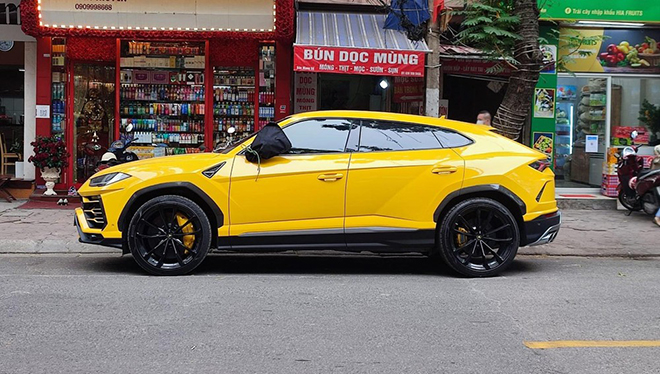 &#34;Siêu bò&#34; Lamborghini Urus đậu trên phố Hà Nội với một điểm gây chú ý - 3