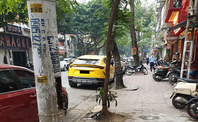 &#34;Siêu bò&#34; Lamborghini Urus đậu trên phố Hà Nội với một điểm gây chú ý - 4