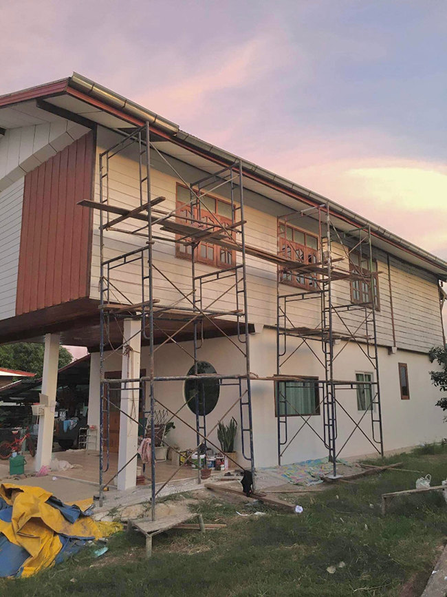 Cô gái quyết định sửa sang lại căn nhà cho cha mẹ. Tuy nhiên, kinh phí cô có chỉ khoảng 300.000 baht (~200 triệu đồng). Vì thế các kiến trúc sư đã quyết định giữ lại khung chính của căn nhà và cải tạo, thay vì đập đi xây mới.
