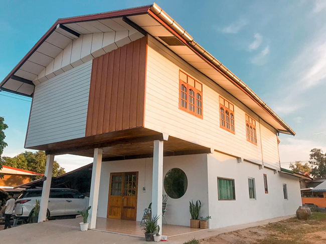 Từ căn nhà sàn cũ với tầng trệt là chỗ thả gia súc và để nông cụ, kiến trúc sư đã sửa thành căn nhà 2 tầng đẹp, hiện đại.
