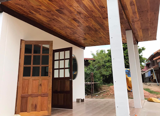 Tầng trên sử dụng kết cấu gỗ có sẵn chỉ sơn sửa lại cho mới.
