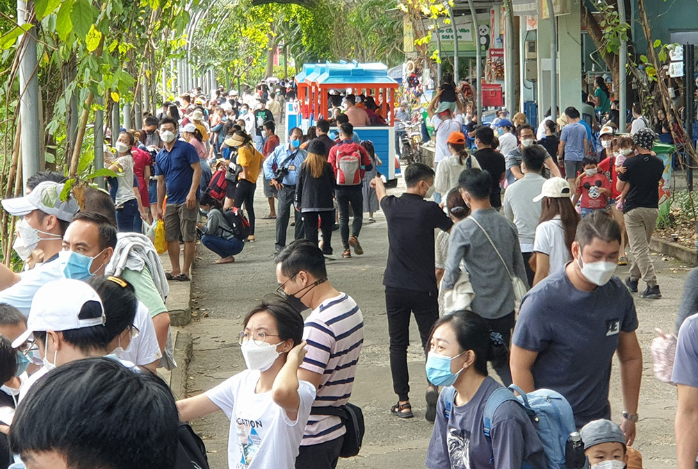 Ngày 19/12, nhiều người dân đổ về Thảo Cầm Viên Sài Gòn (quận 1, TP.HCM) để mua vé tham quan, vui chơi. Ghi nhận, buổi sáng lượng khách đến đây không đông nhưng sau đó, lượng khách tăng dần từ trưa đến đầu giờ chiều.