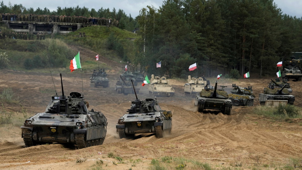 Xe tăng NATO tham gia tập trận quân sự ở Lavia, quốc gia giáp biên giới Nga.