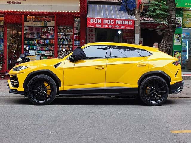 Tin tức ô tô - "Siêu bò" Lamborghini Urus đậu trên phố Hà Nội với một điểm gây chú ý