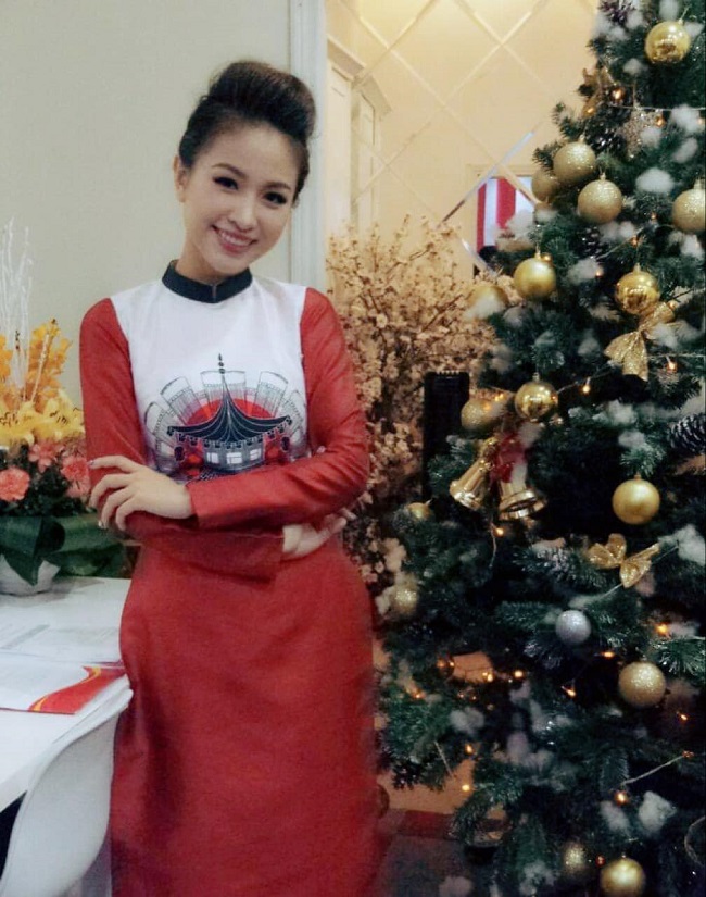 MC Thanh Vân Hugo hạnh phúc bên cây thông Noel và gọi đây là "mùa yêu". 
