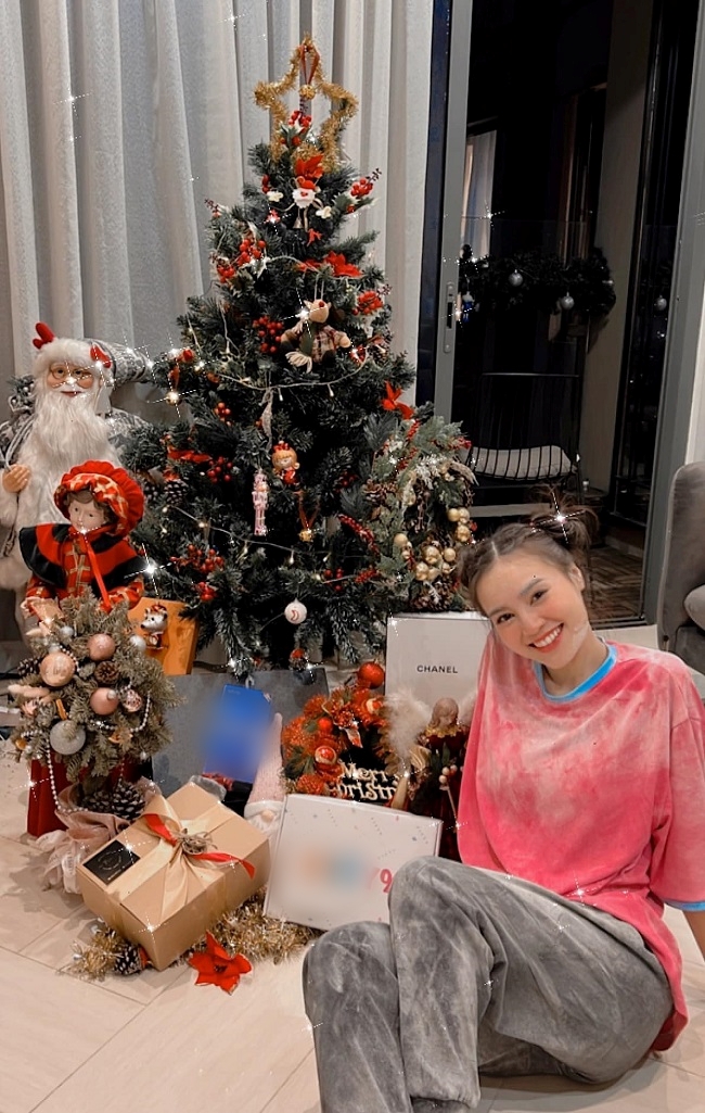 Ninh Dương Lan Ngọc tranh thủ tạo dáng bên cây thông Noel sau khi đi quay gameshow về. Cô nàng giữ nguyên bộ đồ đầy bột mì sau loạt trò chơi ở "7 nụ cười xuân" nhưng được khen ngợi&nbsp;bởi gương mặt xinh đẹp cùng nụ cười rạng rỡ.
