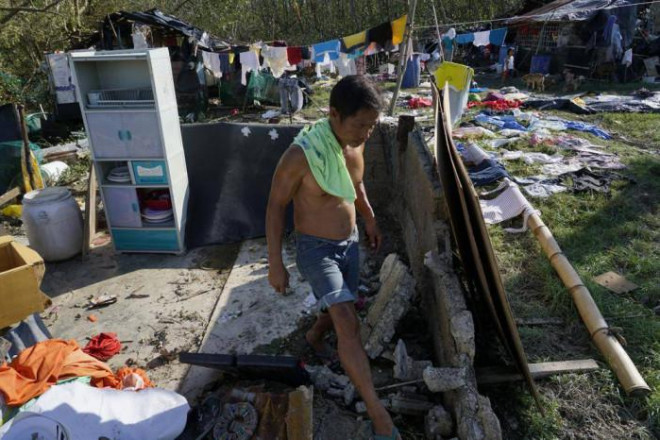 Người dân phải sống trong cảnh tạm bợ thiếu lương thực, thực phẩm. Ảnh - AP