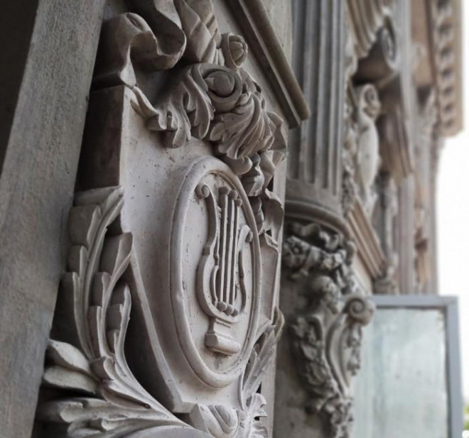 Căn nhà được bài trí nhiều hoa văn
độc đáo.