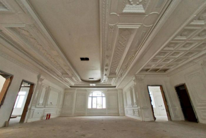 Thuở nhỏ, gia cảnh ông Lang cũng
nghèo khó như bao người nông dân khác. Nhờ chí thú làm ăn, đến nay
ông đã tạo dựng cho mình một cơ nghiệp riêng rồi trở về quê hương
xây cầu, làm đường… giúp đỡ bà con. "Tôi cho xây dựng căn biệt thự
kiểu Ý này như một sự đền đáp cho chính bản thân, sau nhiều năm lam
lũ trong cuộc sống", ông nói.