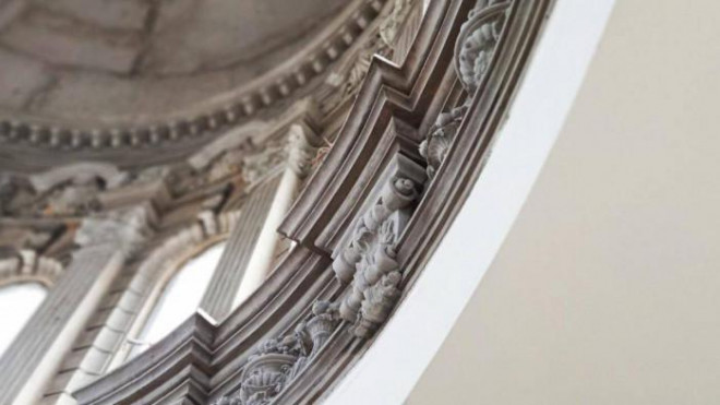 Theo quan sát của PV, ngôi dinh thự
nằm trên một khu đất rộng hơn 1.000m2. Theo ông Lang, phía sau ông
còn hơn 1ha đất vườn nữa. Vừa bước vào, người xem sẽ choáng ngợp
trước vẻ đẹp tỉ mỉ đến từng chi tiết của kiến trúc cổ điển Đông
Tây.