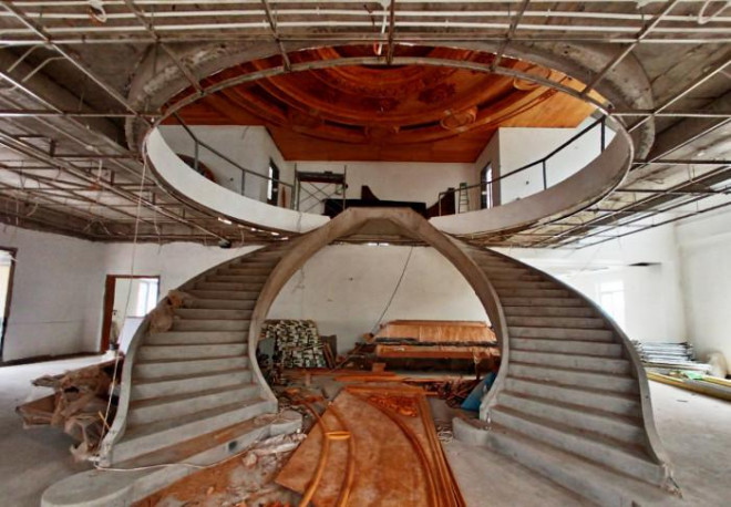 Cầu thang dẫn lên lầu uốn lượn, mà
theo ông Lang, nó được thiết kế lấy cảm hứng từ hình ảnh chiếc cầu
thang trong 1 căn nhà, xuất hiện trong bộ phim nổi tiếng của Ấn Độ:
"Cô dâu 8 tuổi".