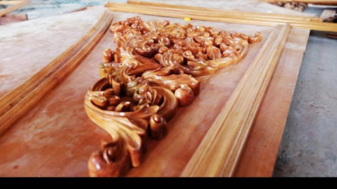 Theo ông Lang, vật liệu chính để làm
nội thất ngôi dinh thự là gỗ đỏ Lào, với khối lượng lên tới hàng
trăm mét khối. Chỉ tính riêng tiền gỗ đã lên tới vài chục tỷ đồng.
Còn tổng trị giá dinh thự ước lượng lên đến 150 tỷ đồng (chưa tính
giá trị đất).