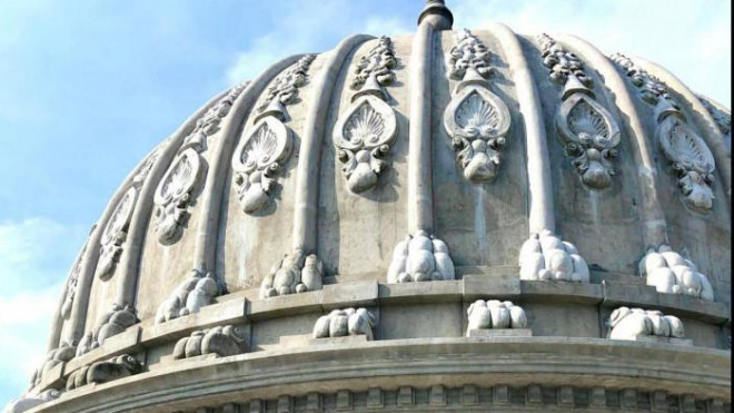 Mái vòm, nhìn từ bên ngoài được chạm
trổ tỉ mỉ đến từng chi tiết.