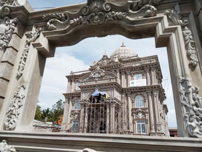 Ngoài việc làm nơi cư ngụ, những ai
yêu thích vẻ đẹp kiến trúc đều được gia chủ sẵn lòng cho vào tham
quan, chụp ảnh. Tuy nhiên, cơ ngơi, nhà xưởng... của vợ chồng ông ở
TP.HCM, nên ông cho biết chỉ thỉnh thoảng về nghỉ ngơi vào những
dịp cuối tuần.