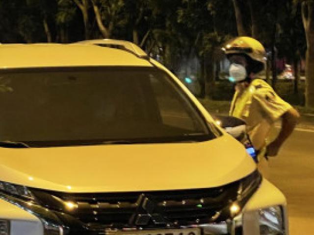 Tin tức trong ngày - CLIP: Người đàn ông chở vợ và hai con nhỏ "cố thủ" trong ô tô ở TP Thủ Đức