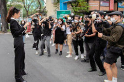 Chân dài 1m12 Thanh Hằng gây náo loạn khi xuất hiện ở trung tâm Sài...