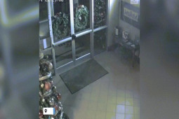 Thế giới - Video: Cận cảnh lốc xoáy phá nát cửa ngân hàng Mỹ